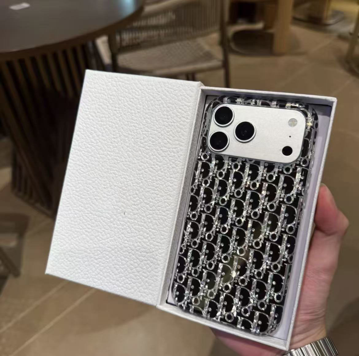 #40スマホケース 耐衝撃・防振性能に優れ、高級感あふれるスマホケースで、iPhone15~18 に対応