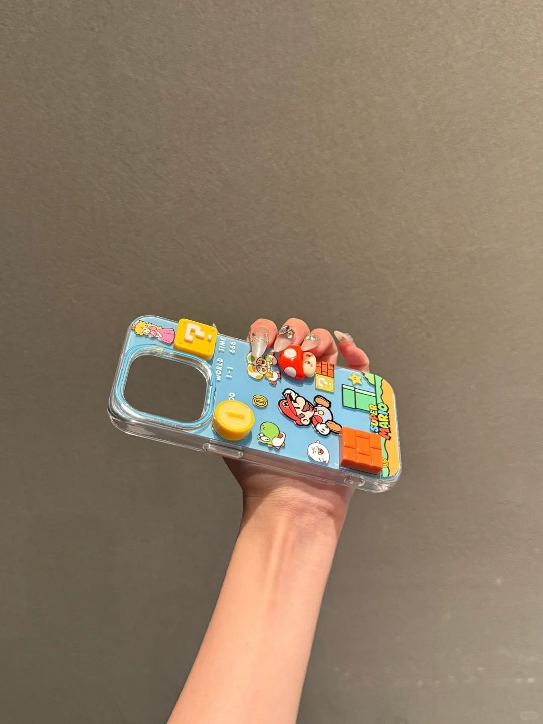 スマホケース  人気キャラ「マリオ」が立体で躍動するスマホケース登場!  耐衝撃・防振性能に優れ、高級感あふれるスマホケースで、iPhone に対応