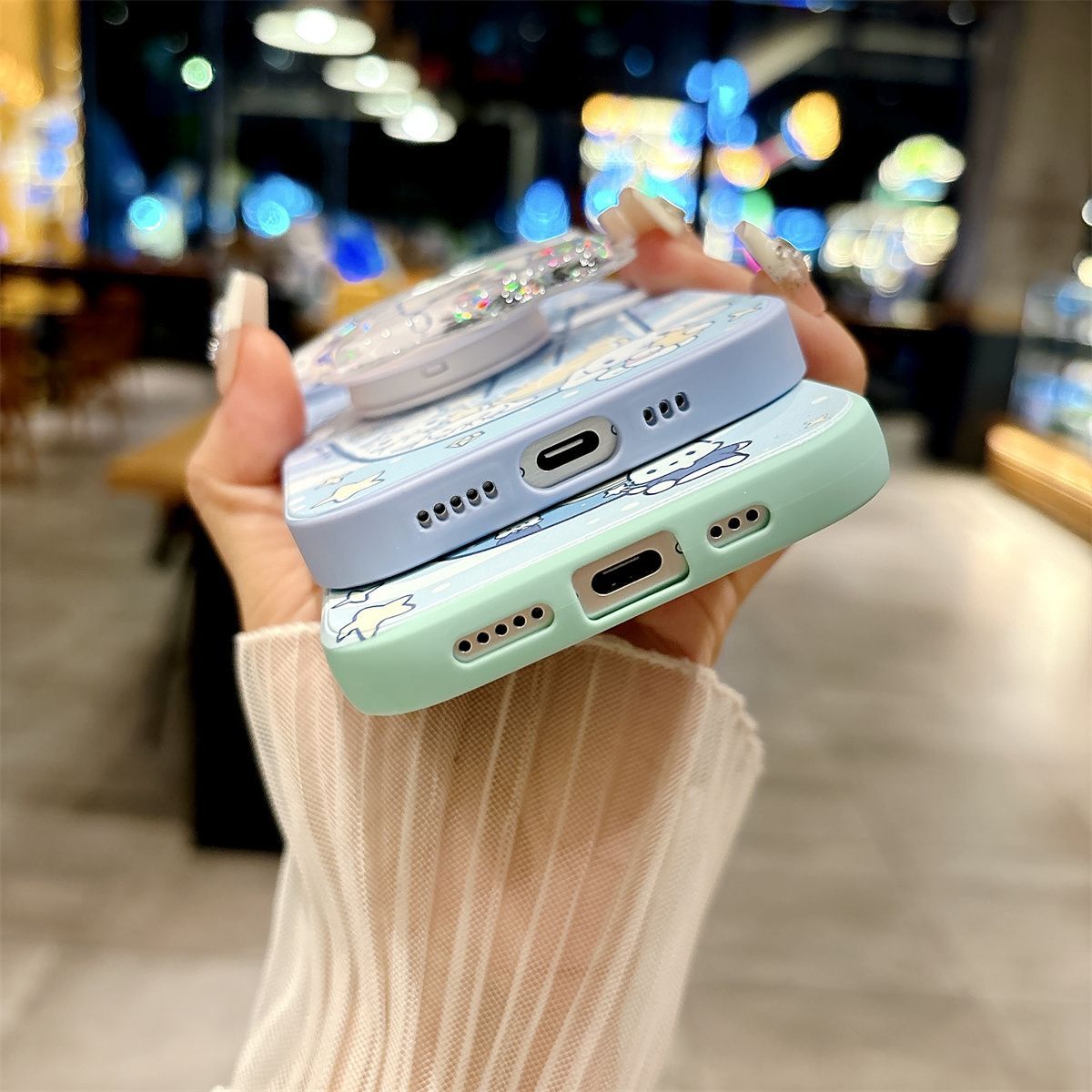 スマホケース パチリーヌとシナモロール流砂スタンドデザイン つるし紐も付い 耐衝撃・防振性能に優れ、高級感あふれるスマホケースで、iPhone に対応