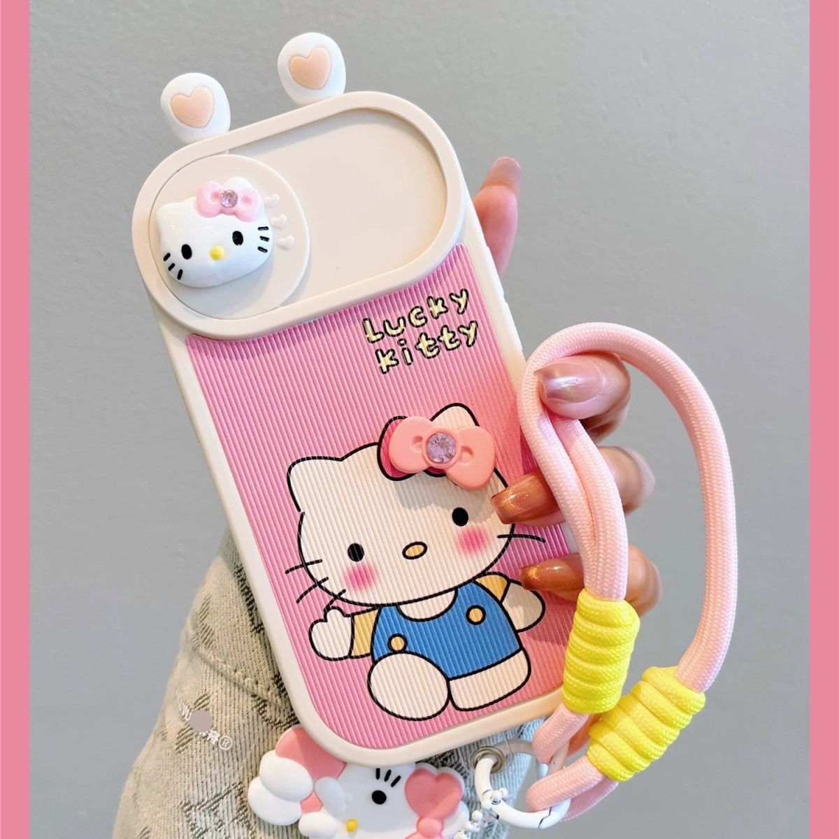 スマホケース  煌めく立体ボールヘアと大きなボールジュを特徴とするハローキティが、あなたのスマホを可愛らしく彩ります!  耐衝撃・防振性能に優れ、高級感あふれるスマホケースで、iPhone に対応