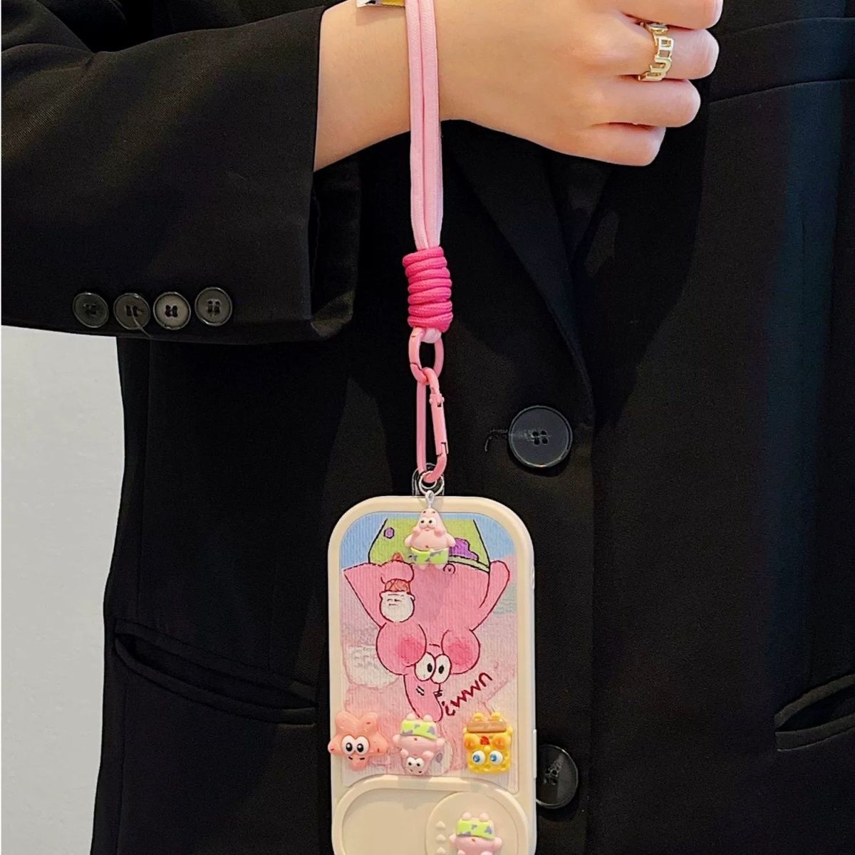 スマホケース  目を引く立体のスパンキング・グレイドとパトリックが、あなたのスマホを個性的に彩ります!  耐衝撃・防振性能に優れ、高級感あふれるスマホケースで、iPhone に対応