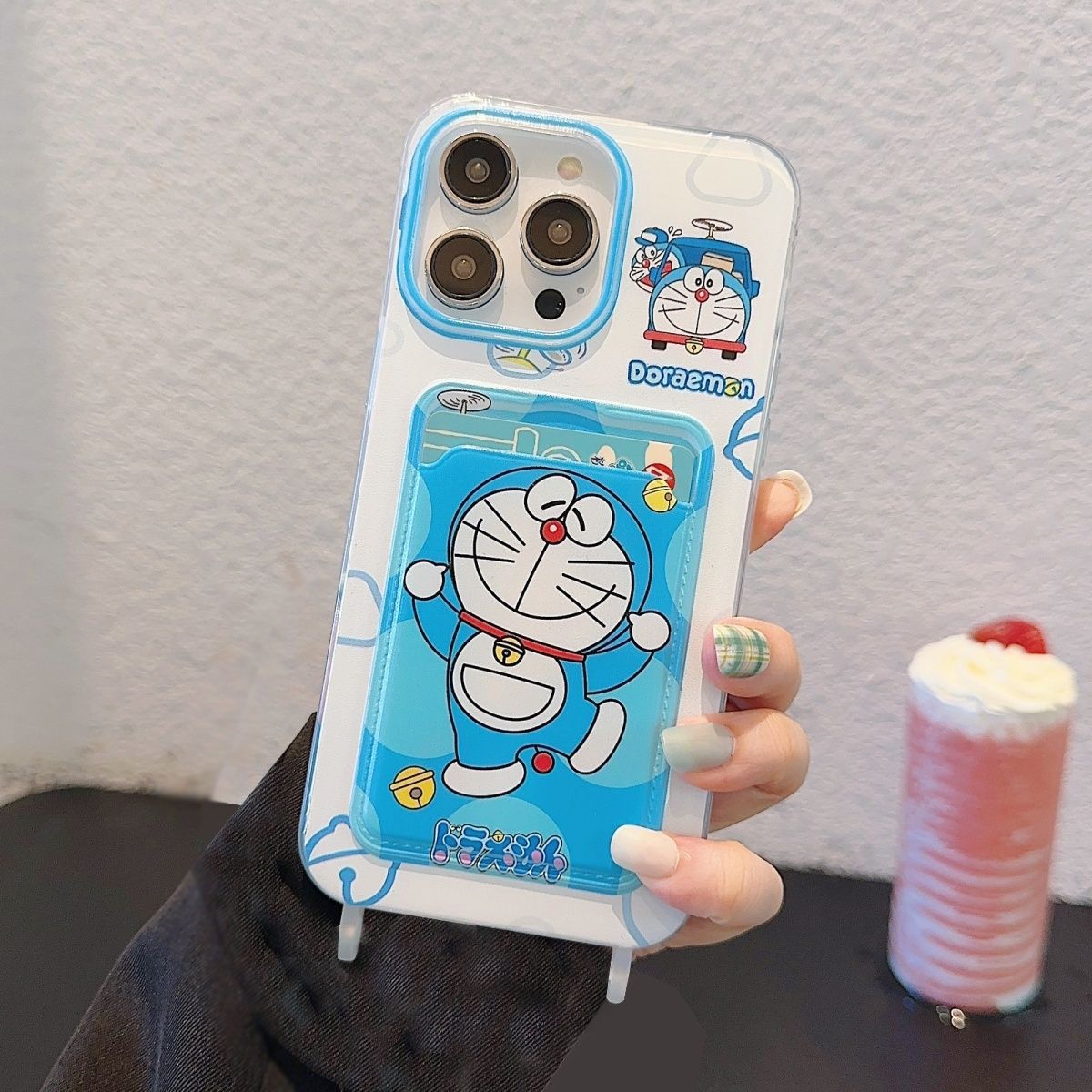 スマホケース  人気キャラ「ドラえもん」をデザインした可愛らしいスマホケース!  耐衝撃・防振性能に優れ、高級感あふれるスマホケースで、iPhone に対応