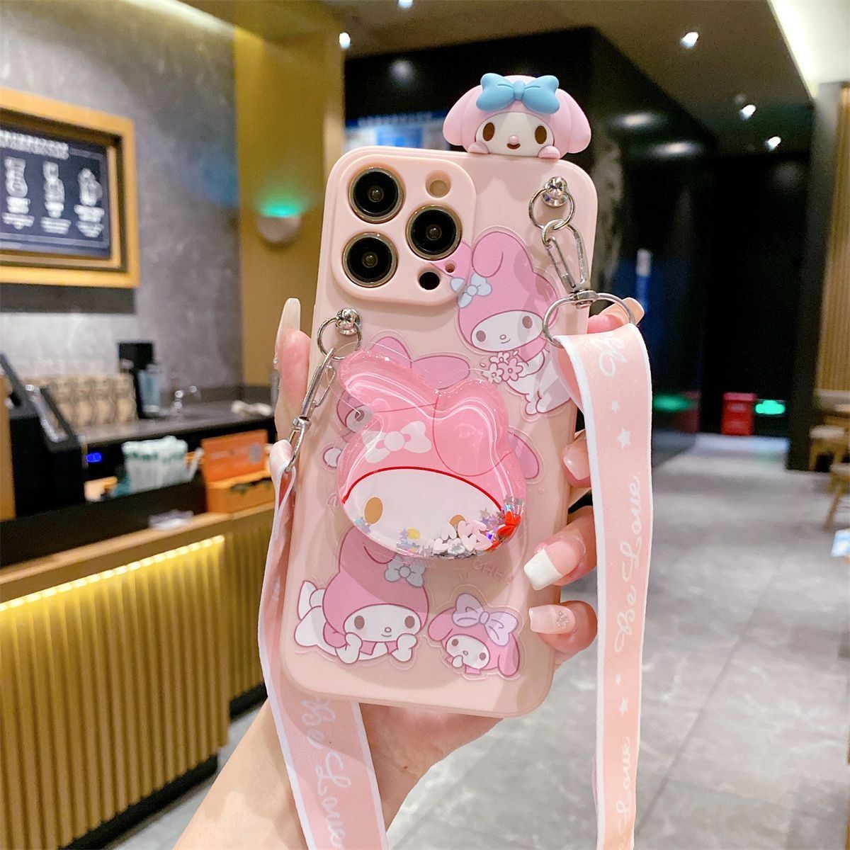 スマホケース クロミとメロディー流砂スタンドデザイン つるし紐が付い 耐衝撃・防振性能に優れ、高級感あふれるスマホケースで、iPhone に対応