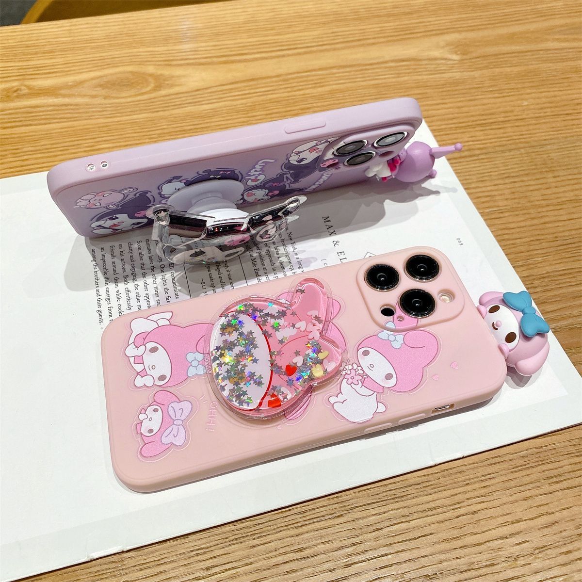 スマホケース クロミとメロディー流砂スタンドデザイン つるし紐が付い 耐衝撃・防振性能に優れ、高級感あふれるスマホケースで、iPhone に対応