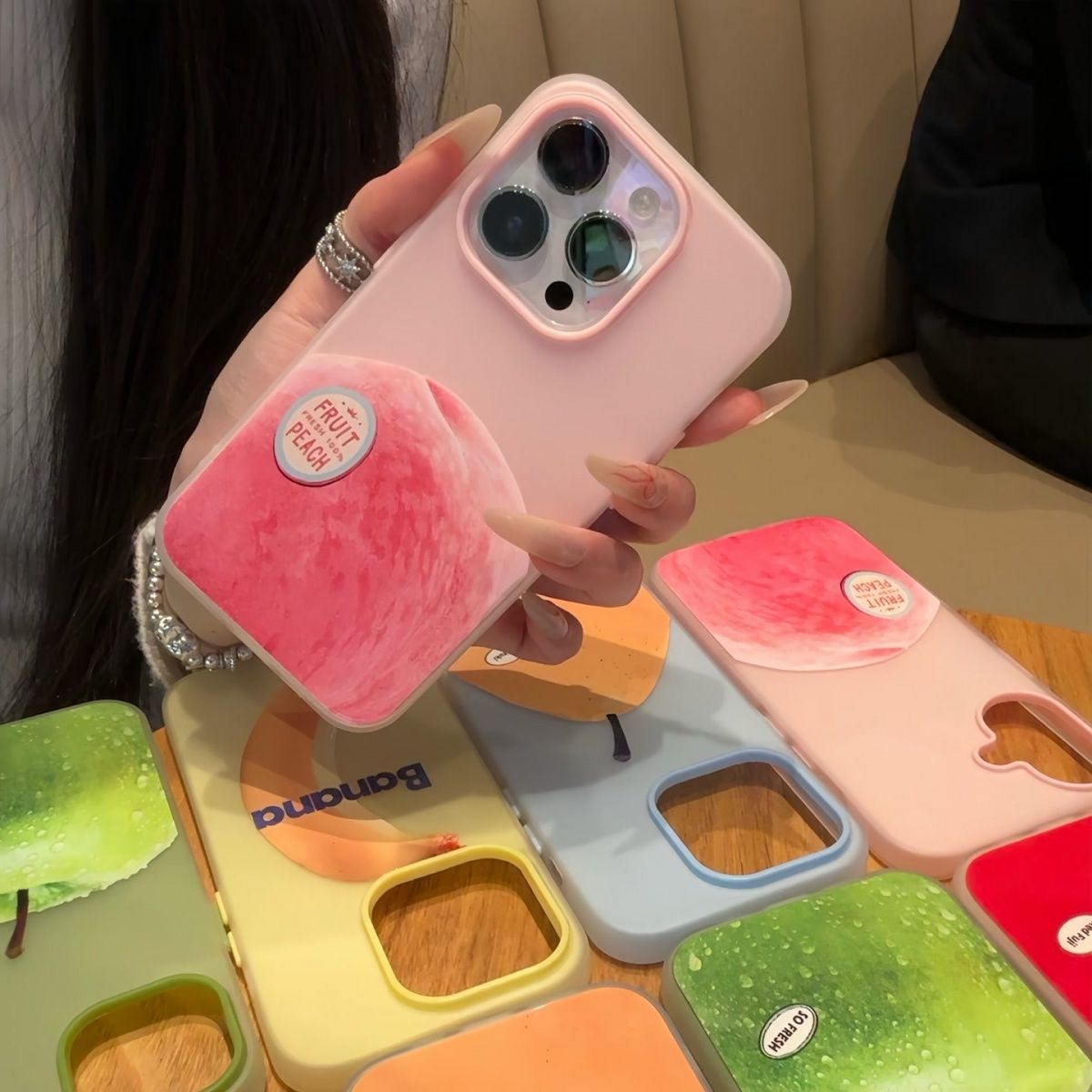 スマホケース  一口食べたくなるほどのフルーツパーティ 、  耐衝撃・防振性能に優れ、高級感あふれるスマホケースで、iPhone に対応