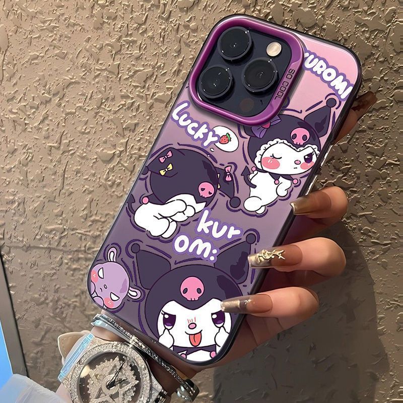 スマホケース 照れくさそうな表情のクロミが登場するスマホケース 全4色 耐衝撃・防振性能に優れ、高級感あふれるスマホケースで、iPhone に対応