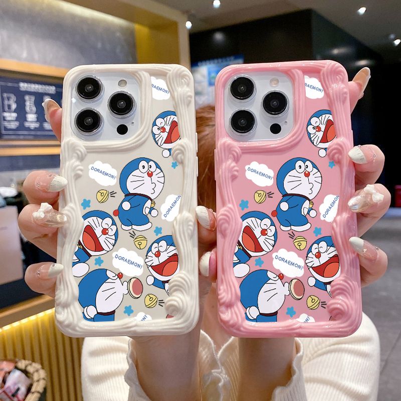 スマホケース  フリンジ柄が施されたドラえもんテーマ、  耐衝撃・防振性能に優れ、高級感あふれるスマホケースで、iPhone に対応