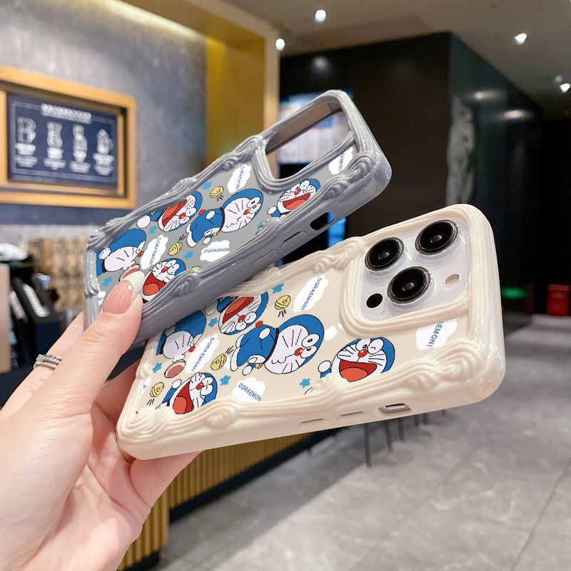 スマホケース  フリンジ柄が施されたドラえもんテーマ、  耐衝撃・防振性能に優れ、高級感あふれるスマホケースで、iPhone に対応