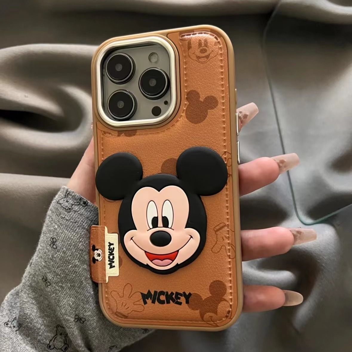 スマホケース  ミッキーマウスをテーマにした高品質なレザー製  耐衝撃・防振性能に優れ、高級感あふれるスマホケースで、iPhone に対応