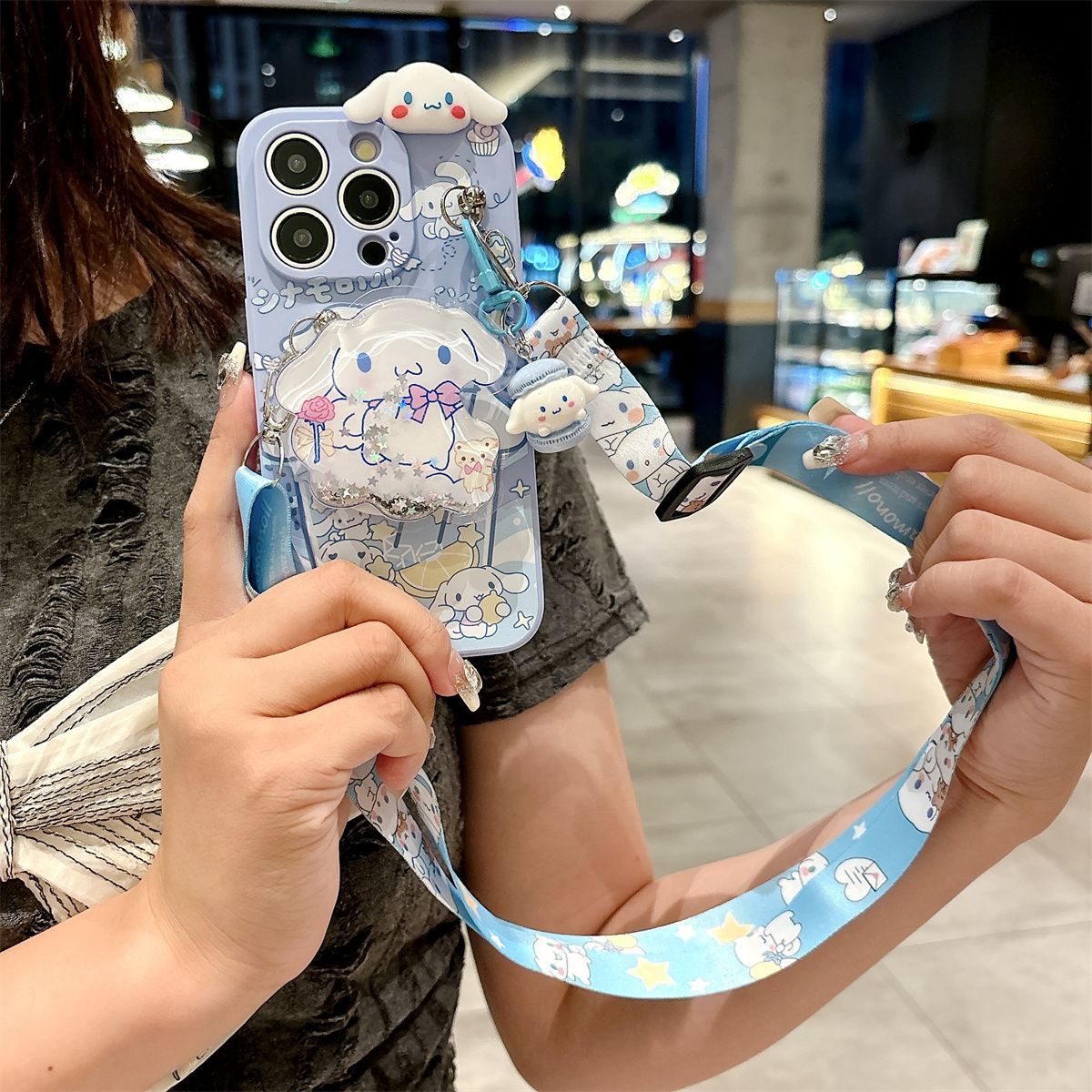 スマホケース パチリーヌとシナモロール流砂スタンドデザイン つるし紐も付い 耐衝撃・防振性能に優れ、高級感あふれるスマホケースで、iPhone に対応