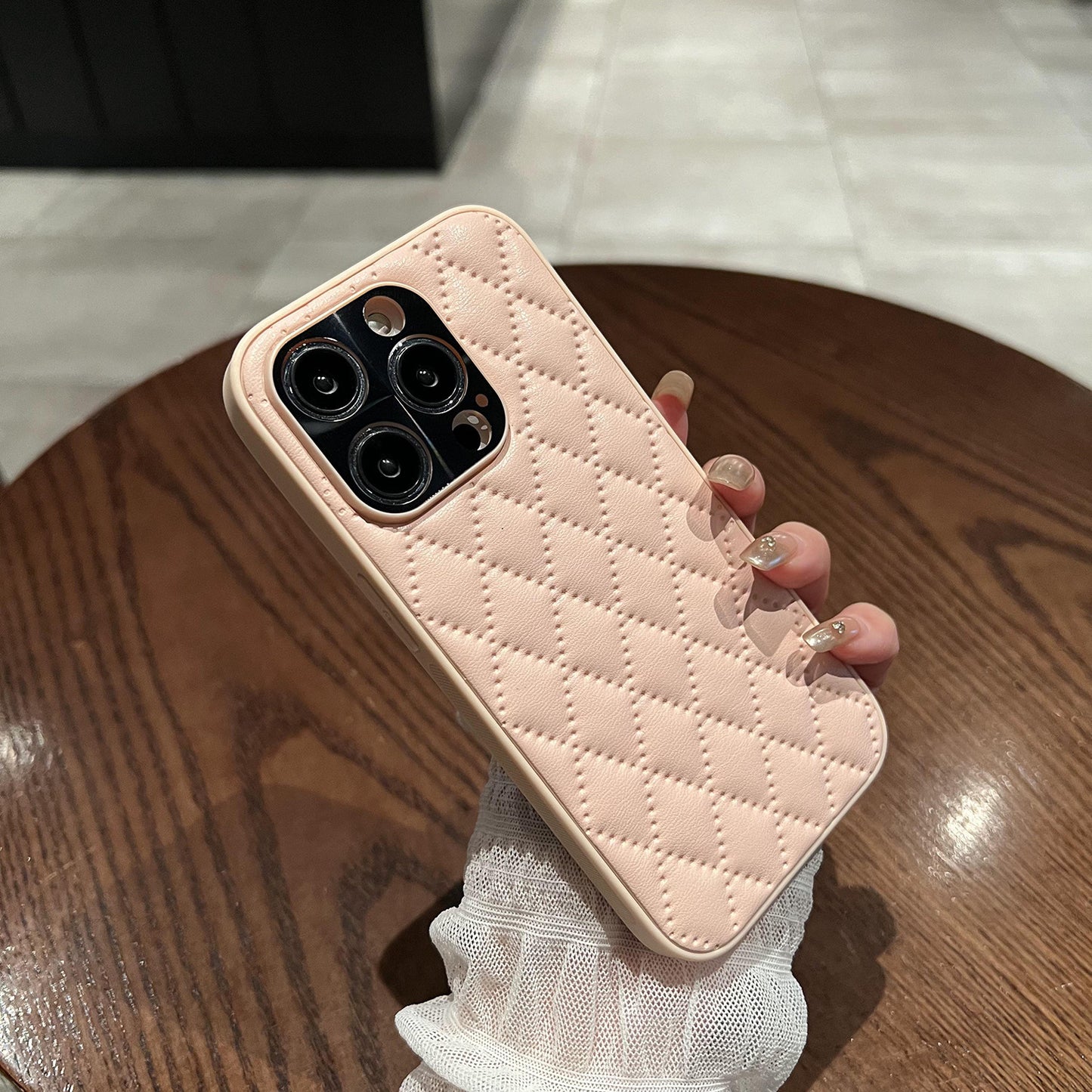 スマホケース 目を惹く菱格子模様テーマ 耐衝撃・防振性能に優れ、高級感あふれるスマホケースで、iPhone に対応