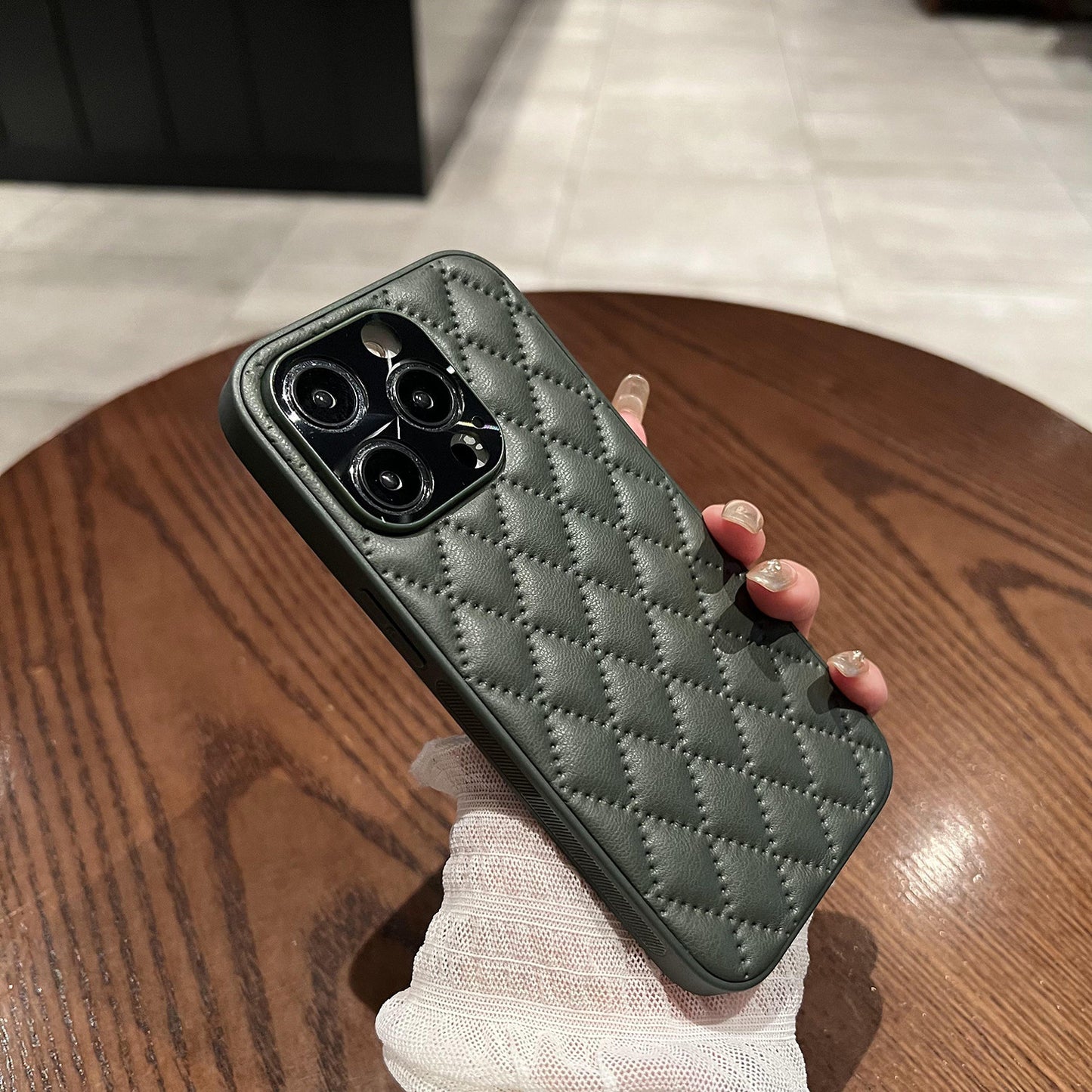 スマホケース 目を惹く菱格子模様テーマ 耐衝撃・防振性能に優れ、高級感あふれるスマホケースで、iPhone に対応