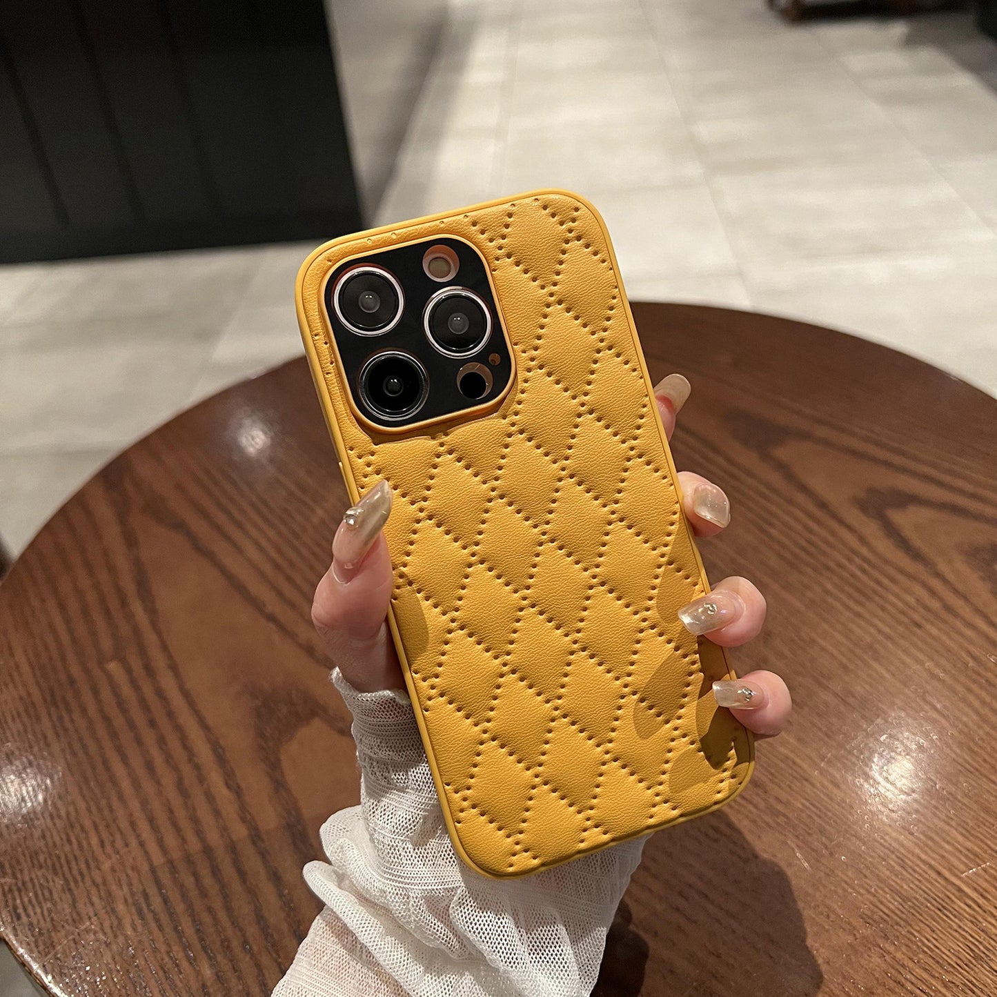 スマホケース 目を惹く菱格子模様テーマ 耐衝撃・防振性能に優れ、高級感あふれるスマホケースで、iPhone に対応