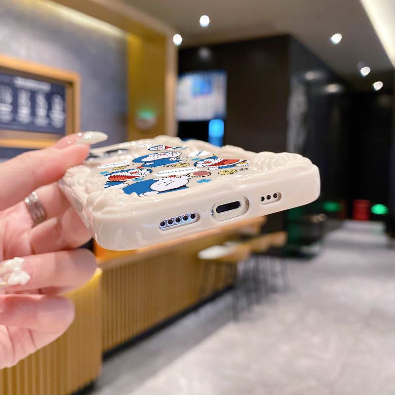 スマホケース  フリンジ柄が施されたドラえもんテーマ、  耐衝撃・防振性能に優れ、高級感あふれるスマホケースで、iPhone に対応