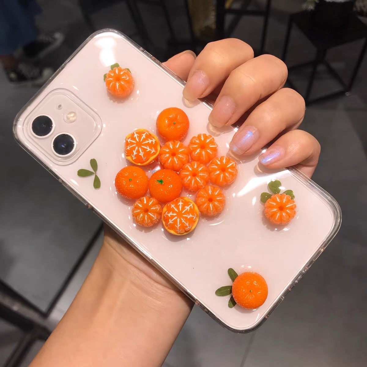 スマホケース  立体的なオレンジテーマ、  耐衝撃・防振性能に優れ、高級感あふれるスマホケースで、iPhone に対応