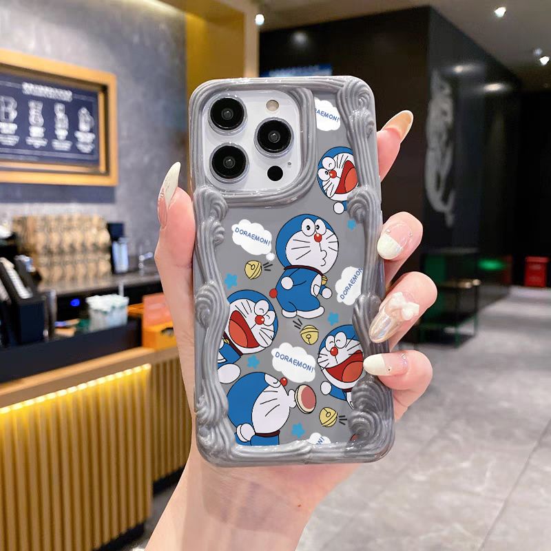 スマホケース  フリンジ柄が施されたドラえもんテーマ、  耐衝撃・防振性能に優れ、高級感あふれるスマホケースで、iPhone に対応