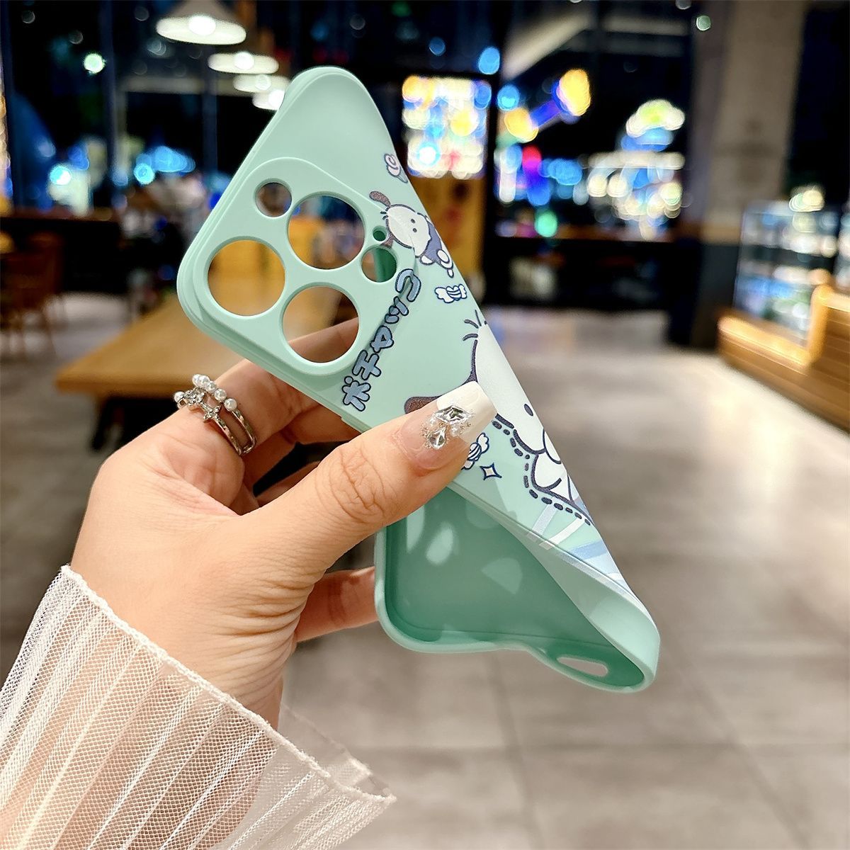 スマホケース パチリーヌとシナモロール流砂スタンドデザイン つるし紐も付い 耐衝撃・防振性能に優れ、高級感あふれるスマホケースで、iPhone に対応