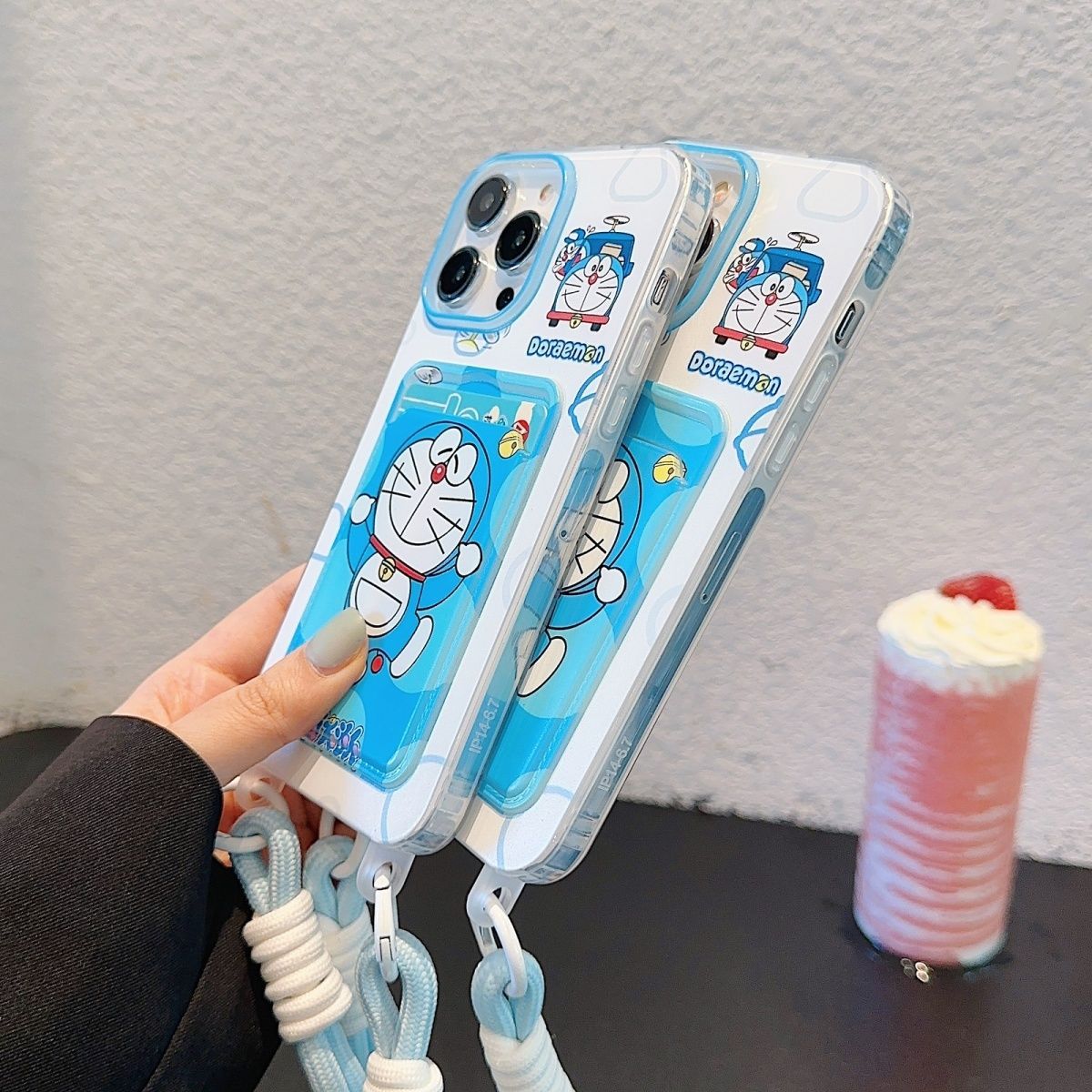 スマホケース  人気キャラ「ドラえもん」をデザインした可愛らしいスマホケース!  耐衝撃・防振性能に優れ、高級感あふれるスマホケースで、iPhone に対応