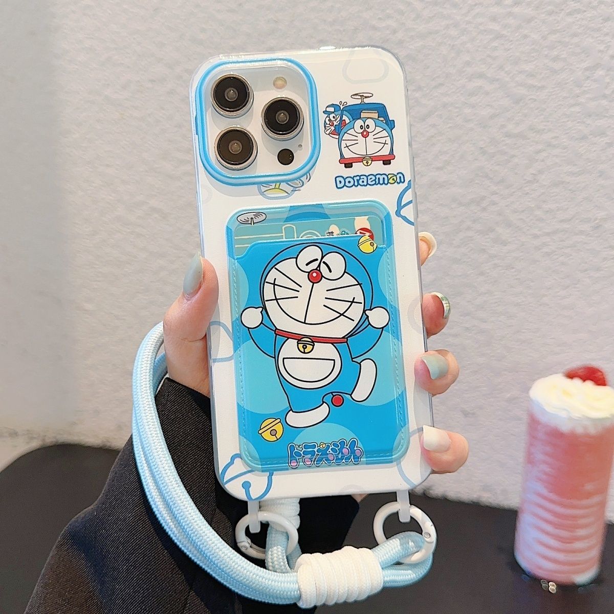 スマホケース  人気キャラ「ドラえもん」をデザインした可愛らしいスマホケース!  耐衝撃・防振性能に優れ、高級感あふれるスマホケースで、iPhone に対応