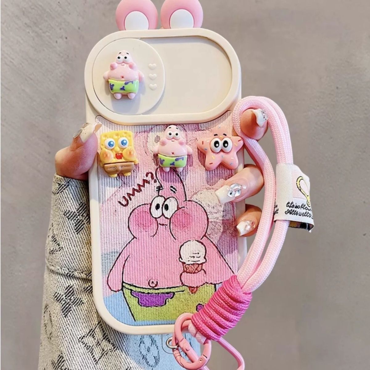 スマホケース  目を引く立体のスパンキング・グレイドとパトリックが、あなたのスマホを個性的に彩ります!  耐衝撃・防振性能に優れ、高級感あふれるスマホケースで、iPhone に対応