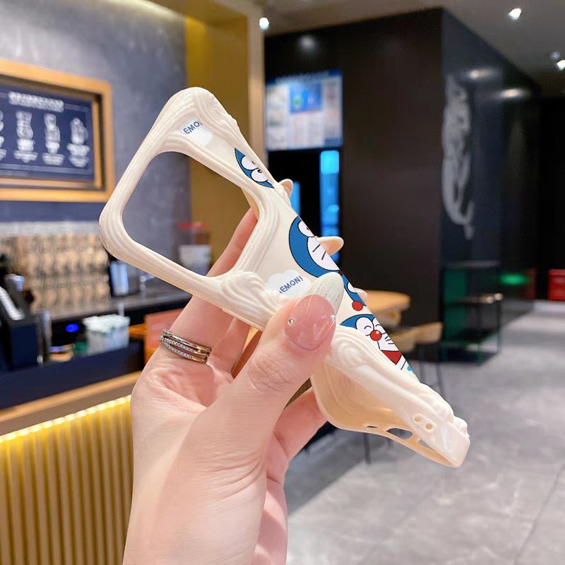 スマホケース  フリンジ柄が施されたドラえもんテーマ、  耐衝撃・防振性能に優れ、高級感あふれるスマホケースで、iPhone に対応