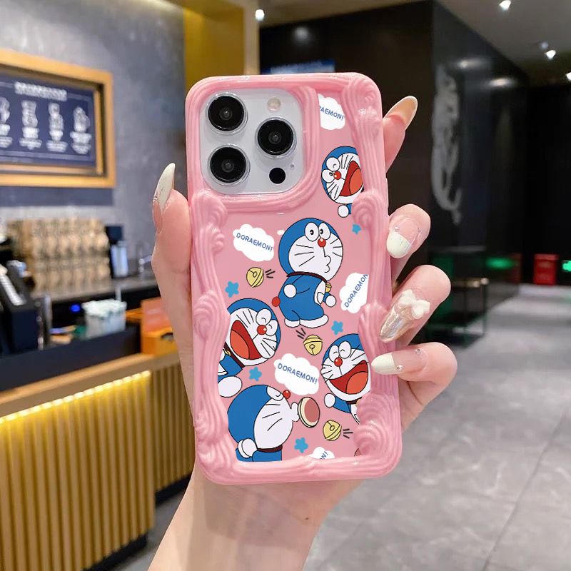 スマホケース  フリンジ柄が施されたドラえもんテーマ、  耐衝撃・防振性能に優れ、高級感あふれるスマホケースで、iPhone に対応