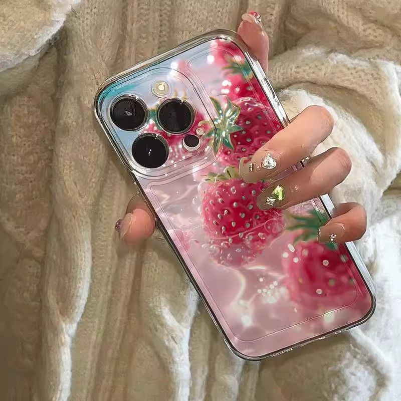 スマホケース  透明感溢れる水中に、艶やかなストロベリーテーマ、  耐衝撃・防振性能に優れ、高級感あふれるスマホケースで、iPhone に対応
