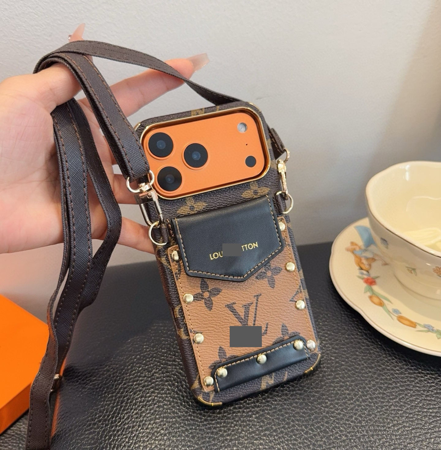 スマホケース 高級感カード入れ付きスマホケース ダブルV 耐衝撃・防振性能に優れ、高級感あふれるスマホケースで、iPhone14-17 に対応