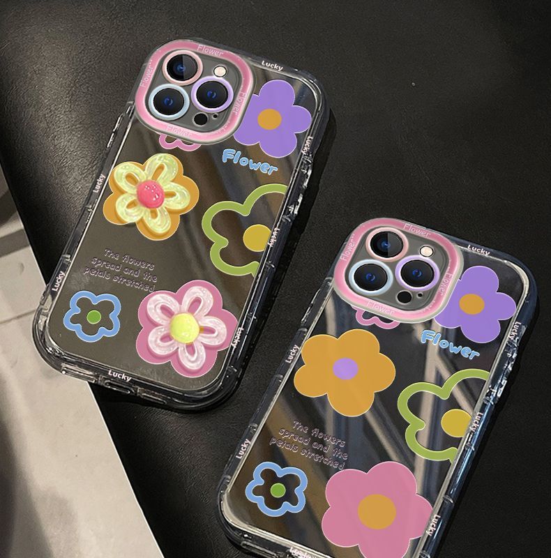 A refreshing small floral design, excellent shock and vibration resistance, and a luxurious bracelet decoration smartphone case compatible with iPhone