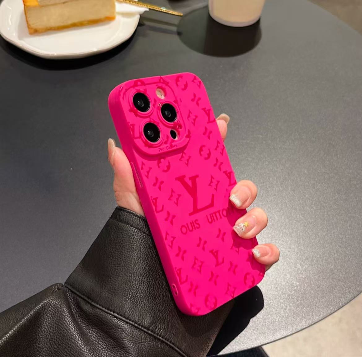 スマホケース 全10色   耐衝撃・防振性能に優れ、高級感あふれるスマホケースで、iPhone に対応