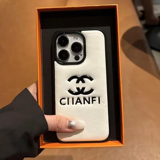 マホケース ダブルＣ 耐衝撃・防振性能に優れ、高級感あふれるスマホケースで、iPhone に対応