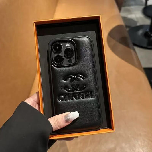 マホケース ダブルＣ 耐衝撃・防振性能に優れ、高級感あふれるスマホケースで、iPhone に対応