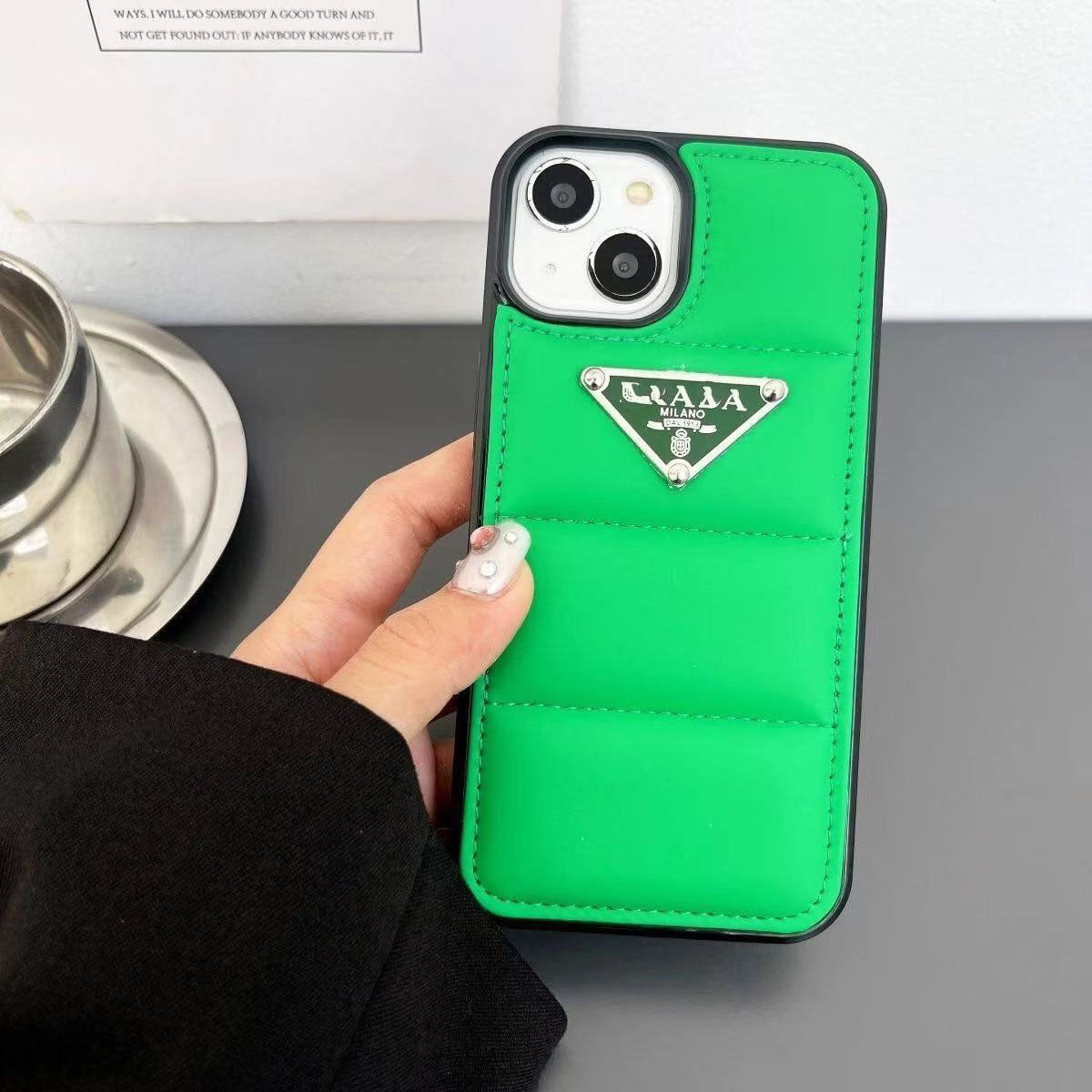 スマホケース PRA** 全5色 耐衝撃・防振性能に優れ、高級感あふれるスマホケースで、iPhone に対応