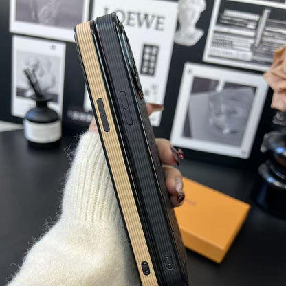 スマホケース Vl  耐衝撃・防振性能に優れ、高級感あふれるスマホケースで、iPhone に対応