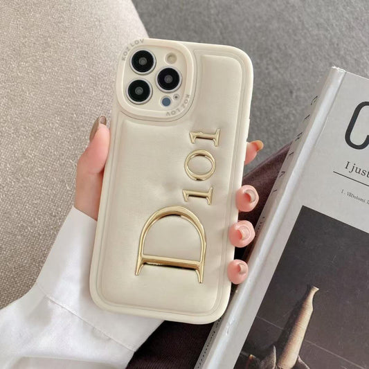 スマホケース  DI**   耐衝撃・防振性能に優れ、高級感あふれるスマホケースで、iPhone に対応