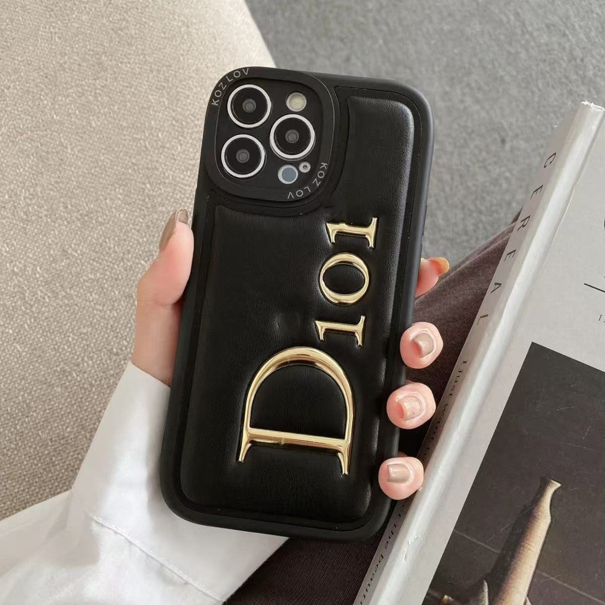 スマホケース  DI**   耐衝撃・防振性能に優れ、高級感あふれるスマホケースで、iPhone に対応