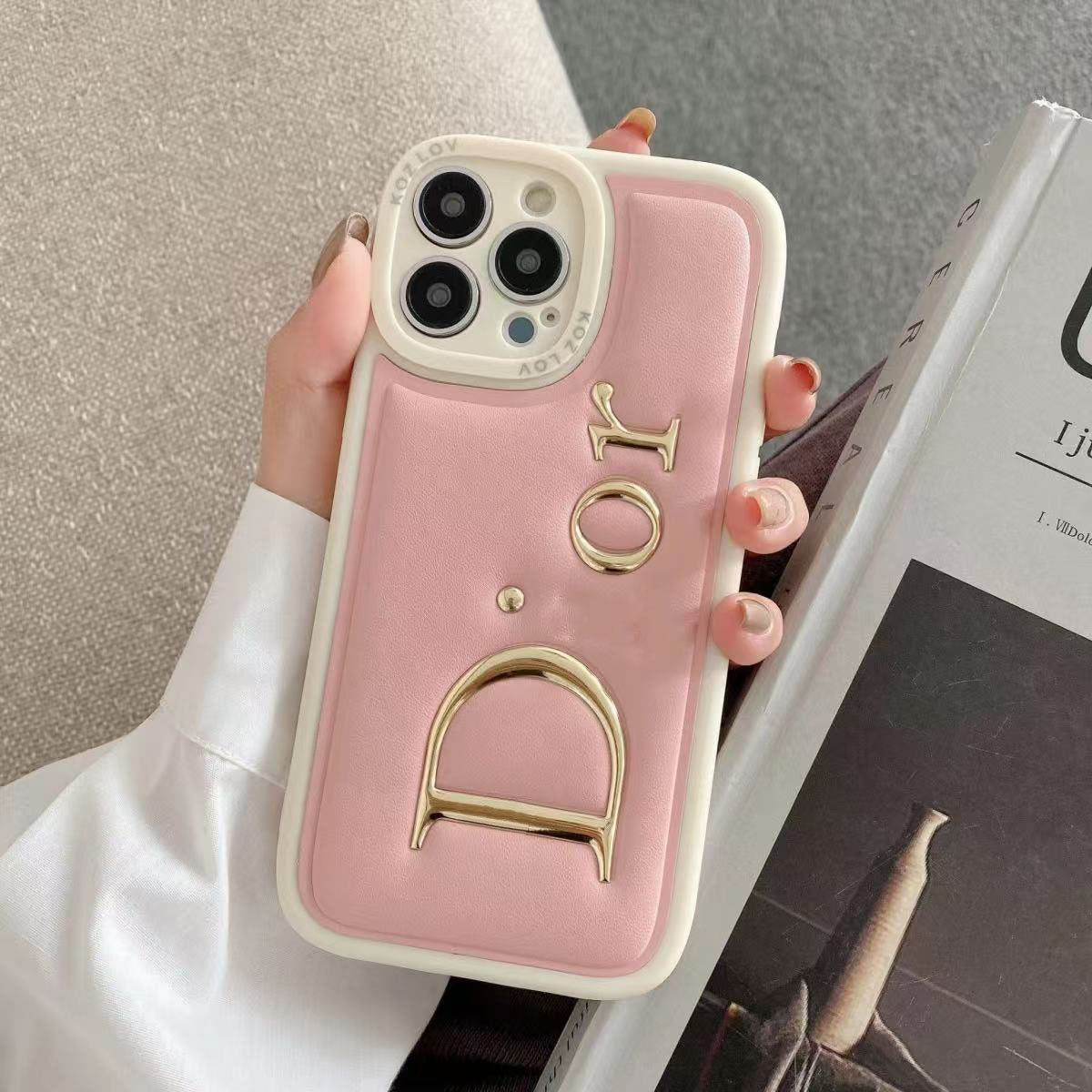 スマホケース  DI**   耐衝撃・防振性能に優れ、高級感あふれるスマホケースで、iPhone に対応