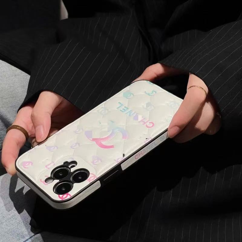 スマホケース  ダブルC   耐衝撃・防振性能に優れ、高級感あふれるスマホケースで、iPhone に対応