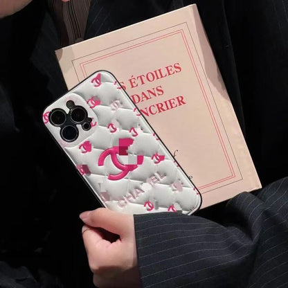 スマホケース  ダブルC   耐衝撃・防振性能に優れ、高級感あふれるスマホケースで、iPhone に対応