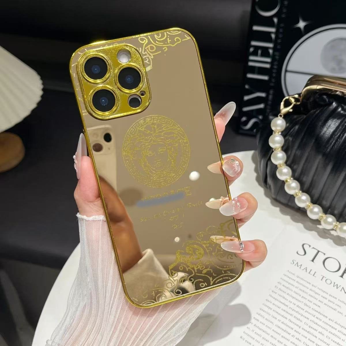 スマホケース  電気メッキゴールドテーマ   耐衝撃・防振性能に優れ、高級感あふれるスマホケースで、iPhone に対応