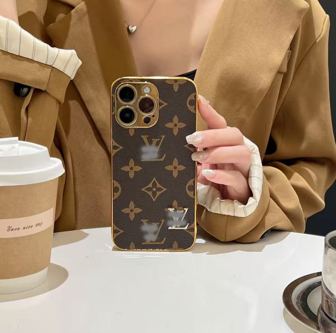 スマホケース  ダブルVL ダブルＧ  耐衝撃・防振性能に優れ、高級感あふれるスマホケースで、iPhone に対応