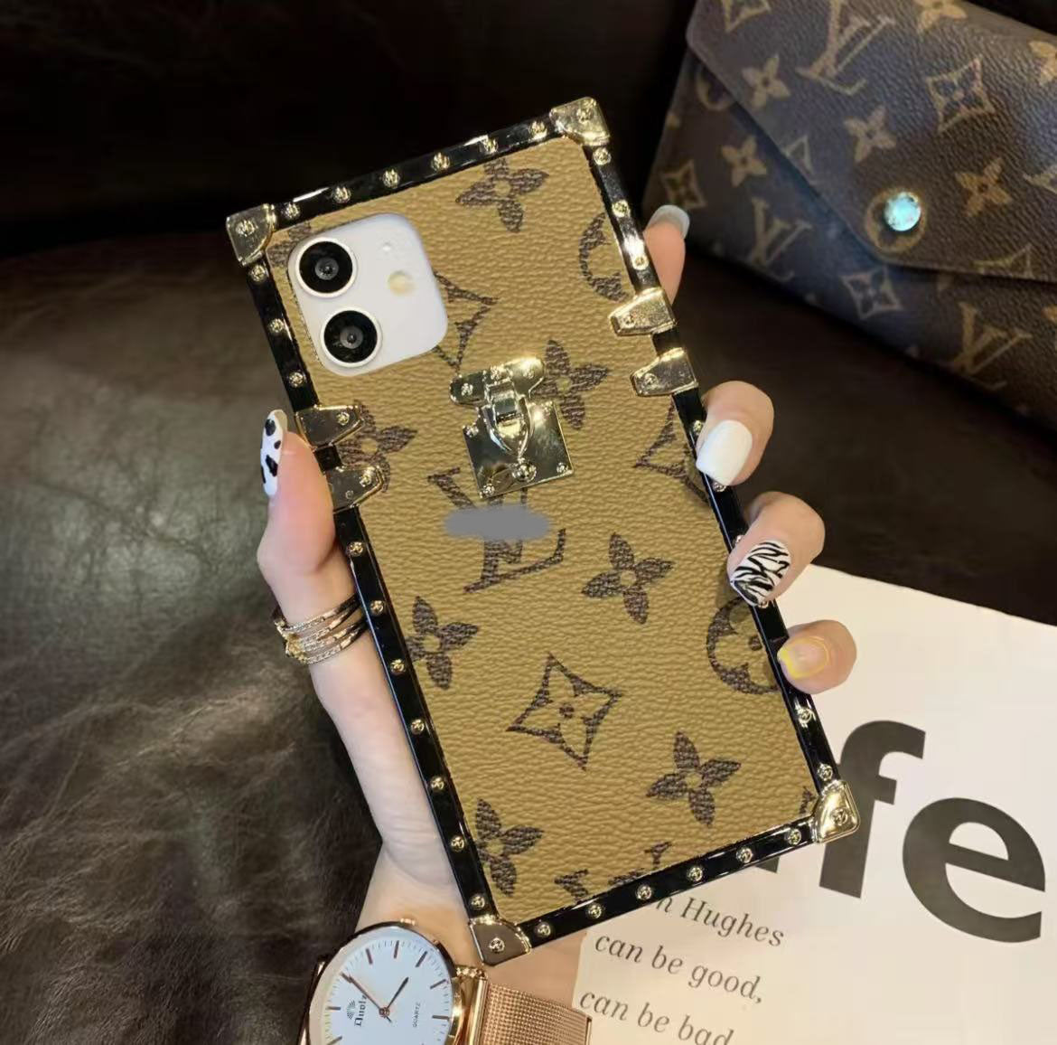 スマホケース 四角形 全9種類  耐衝撃・防振性能に優れ、高級感あふれるスマホケースで、iPhone に対応