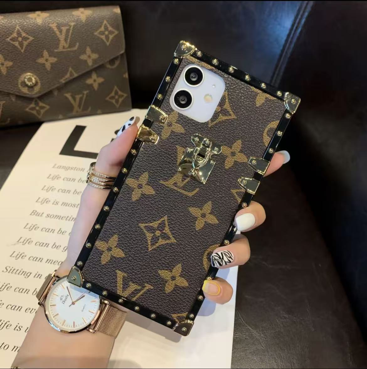 スマホケース 四角形 全9種類  耐衝撃・防振性能に優れ、高級感あふれるスマホケースで、iPhone に対応