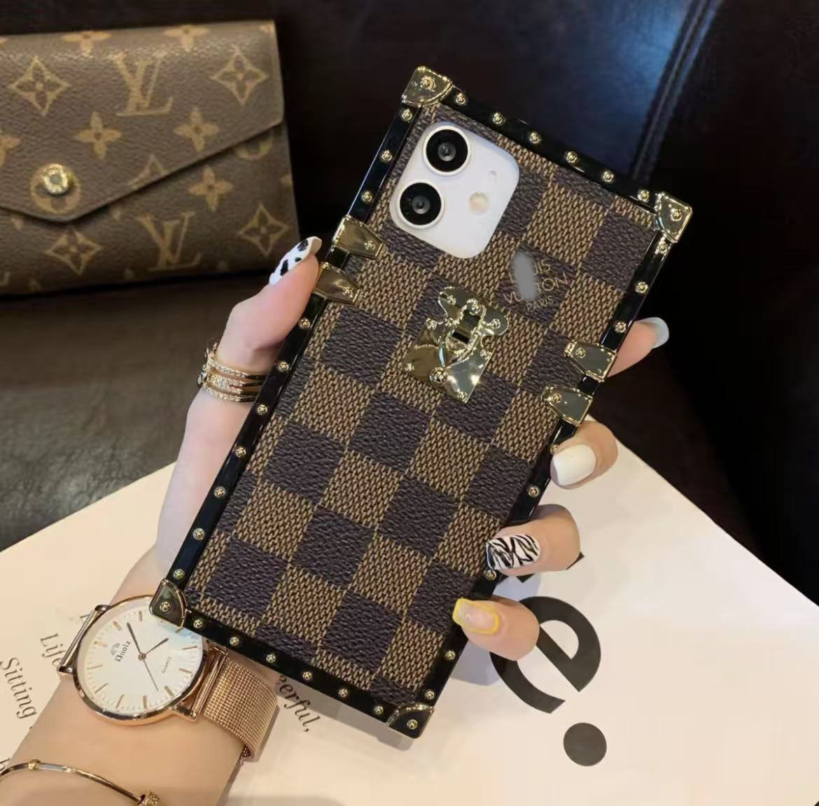 スマホケース 四角形 全9種類  耐衝撃・防振性能に優れ、高級感あふれるスマホケースで、iPhone に対応