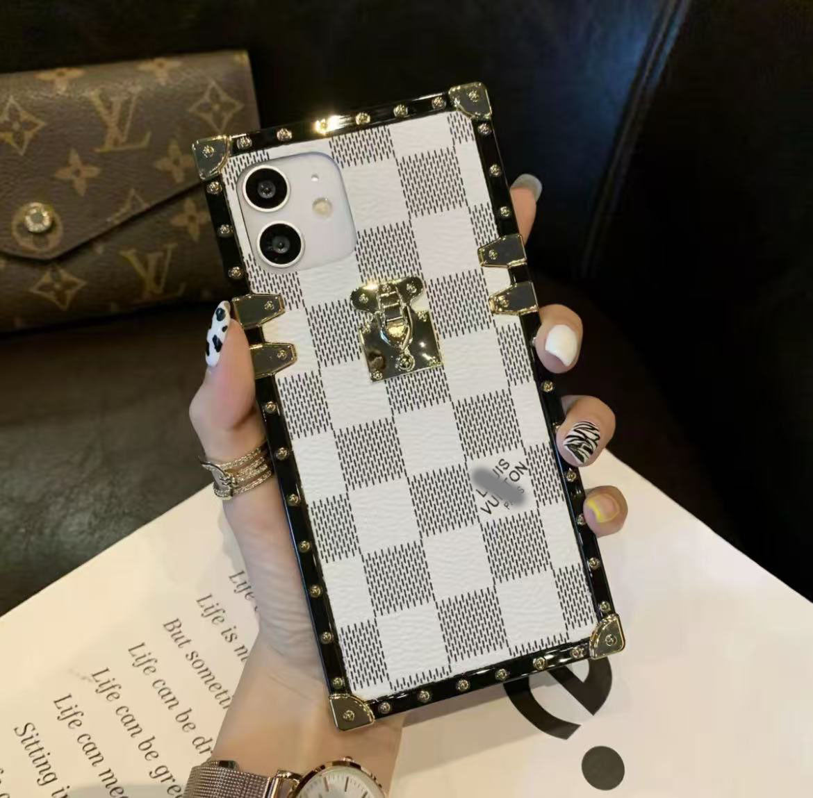 スマホケース 四角形 全9種類  耐衝撃・防振性能に優れ、高級感あふれるスマホケースで、iPhone に対応