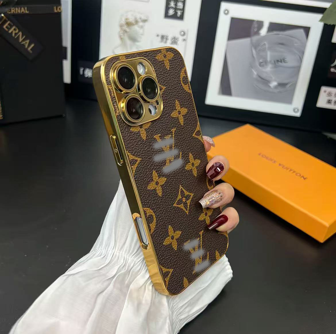 スマホケース ダブルV  耐衝撃・防振性能に優れ、高級感あふれるスマホケースで、iPhone に対応