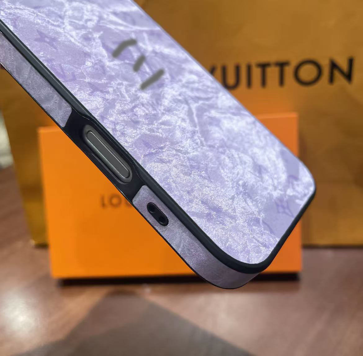 スマホケース レーザーレザー ダブルVL  耐衝撃・防振性能に優れ、高級感あふれるスマホケースで、iPhone に対応