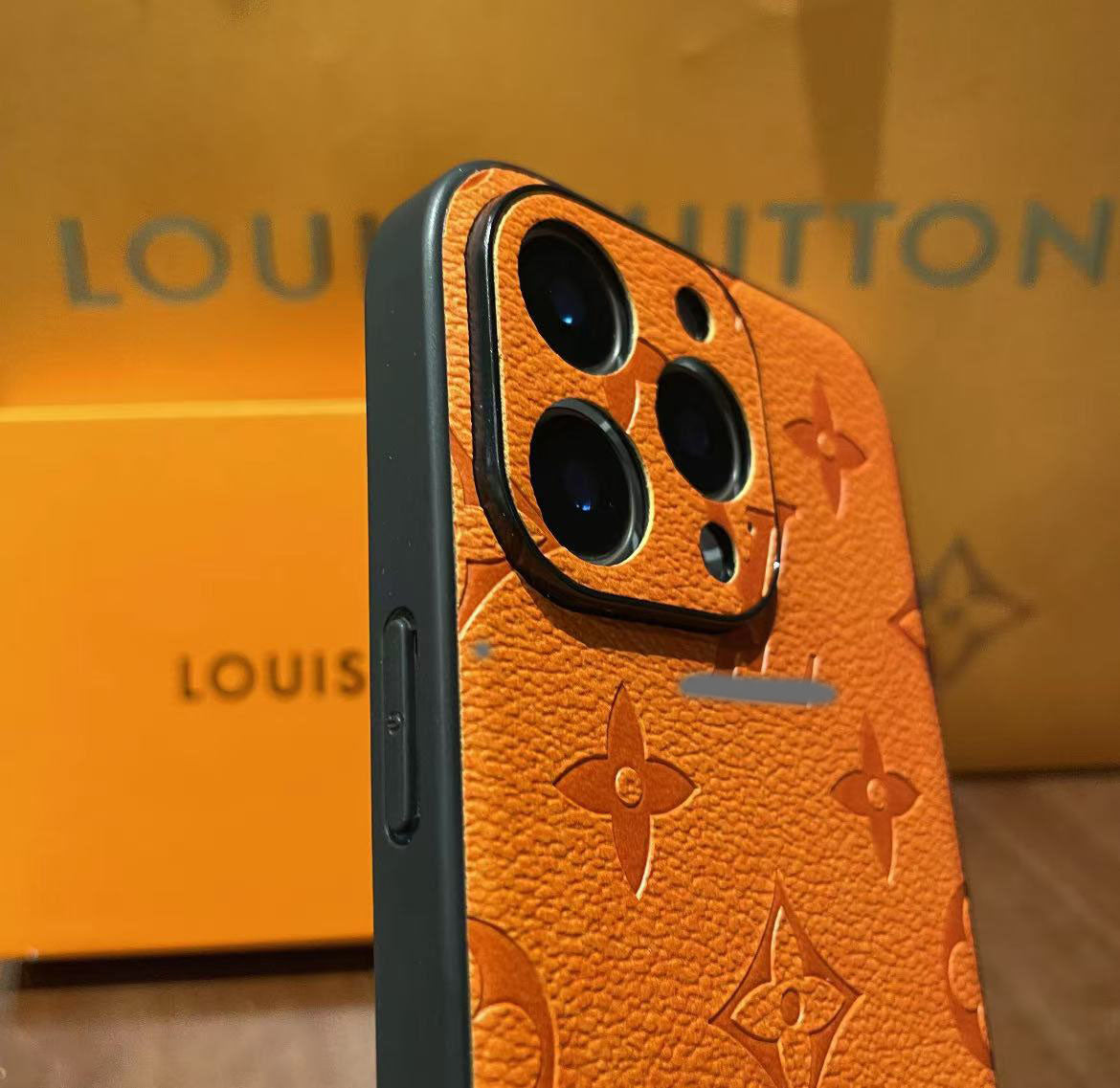 スマホケース ダブルＶ   耐衝撃・防振性能に優れ、高級感あふれるスマホケースで、iPhone に対応