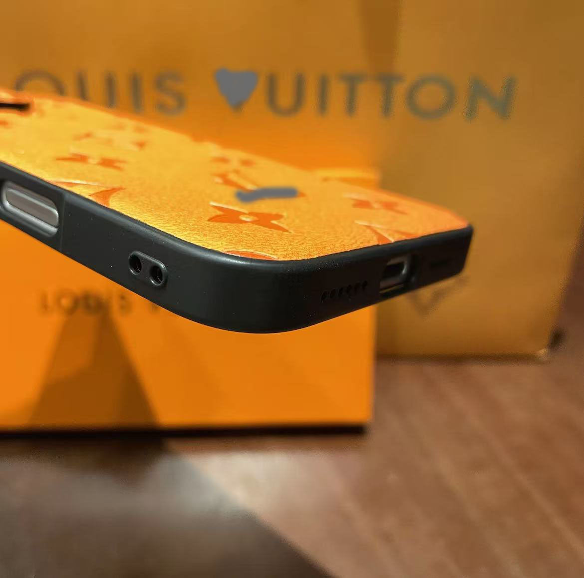 スマホケース ダブルＶ   耐衝撃・防振性能に優れ、高級感あふれるスマホケースで、iPhone に対応