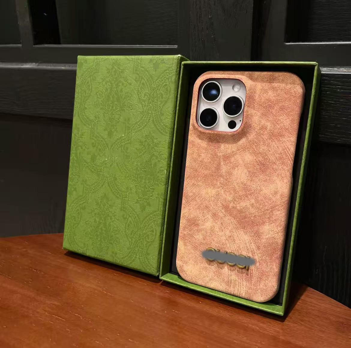 スマホケース ダブルＣ   耐衝撃・防振性能に優れ、高級感あふれるスマホケースで、iPhone に対応